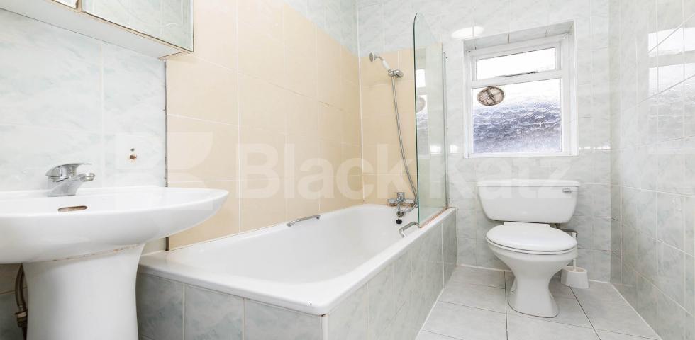 			GOOD FOR 4 SHARERS!, 4 Bedroom, 1 bath, 1 reception Flat			 Brecknock Road, TUFNELL PARK N7